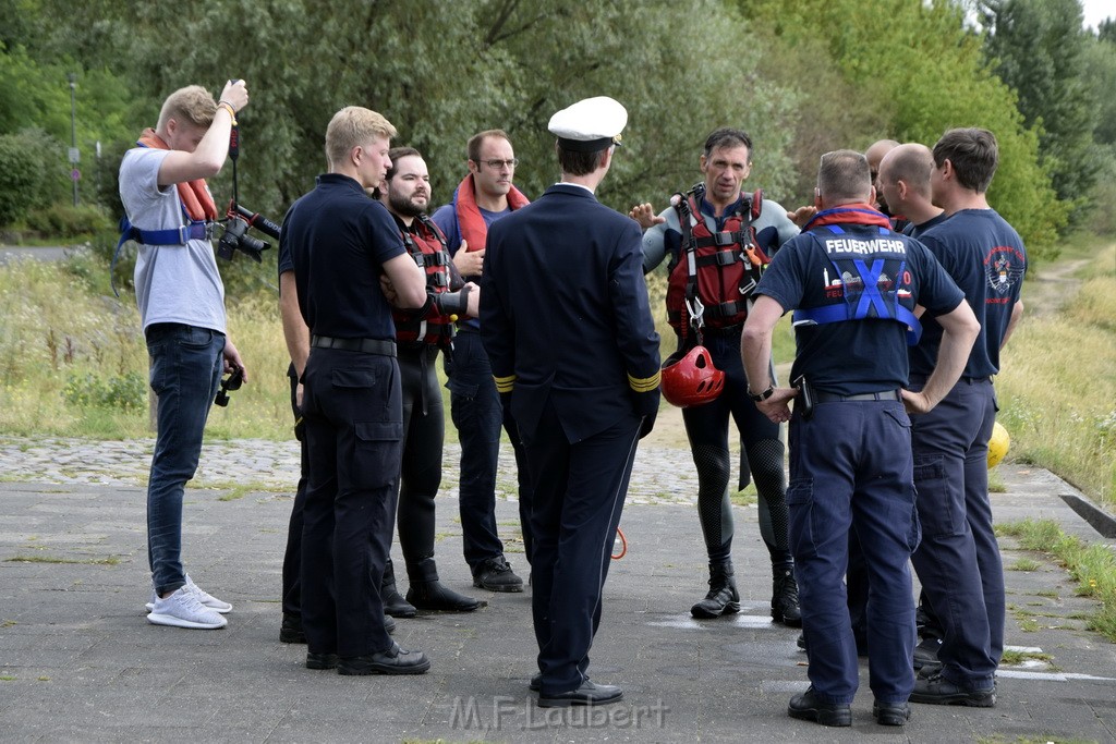 Uebung BF Taucher und Presse Koeln Zoobruecke Rhein P403.JPG - Miklos Laubert